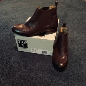 Frye Chelsea boots - 7M - never worn - dark brown